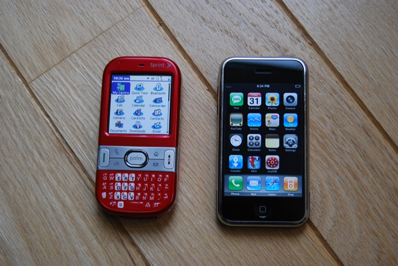 Illustration for article titled Palm Centro vs Treo 700 vs iPhone vs BlackBerry Curve